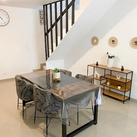 Holiday home Charmante Maison De A Avec Jardin Troyes